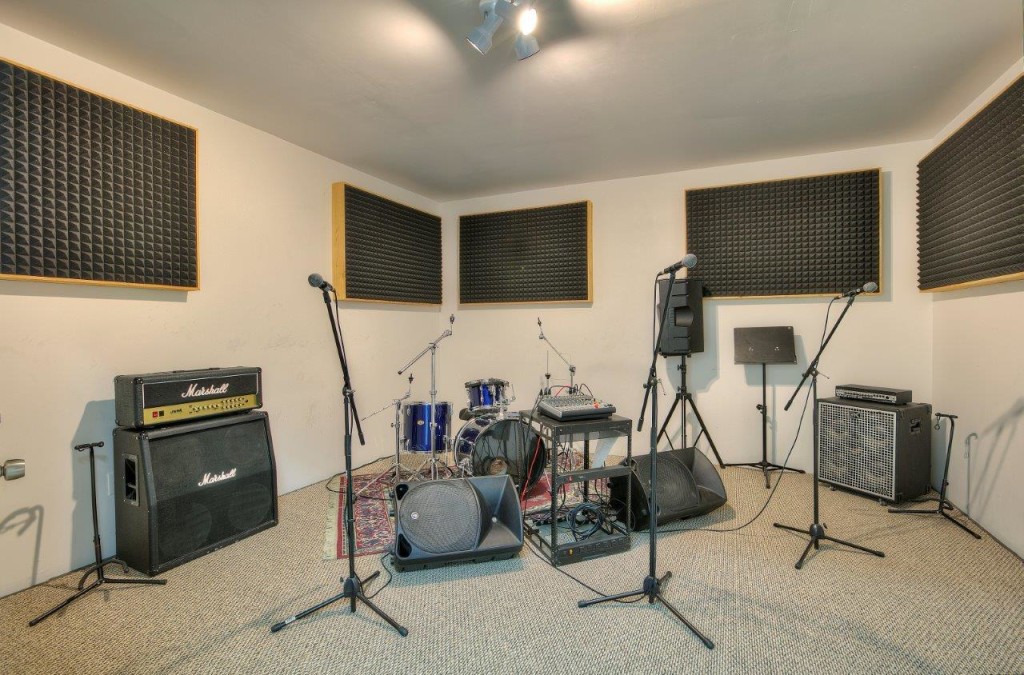 This is an old picture.  The gear has been updated since then.